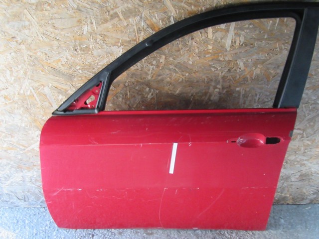 18885 Alfa Romeo 147 5 ajtós piros színű, bal első ajtó a képen látható sérüléssel