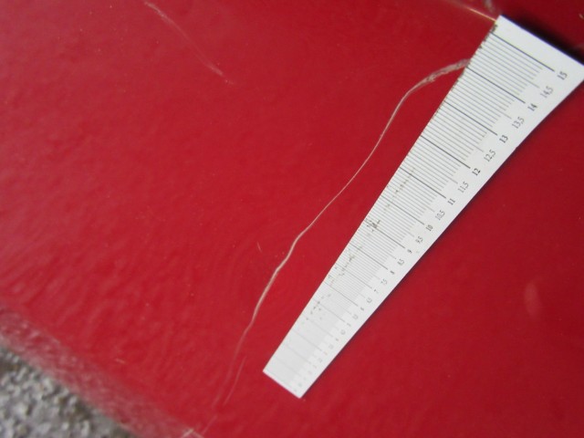 18885 Alfa Romeo 147 5 ajtós piros színű, bal első ajtó a képen látható sérüléssel