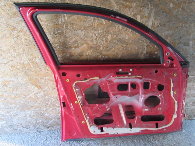 18885 Alfa Romeo 147 5 ajtós piros színű, bal első ajtó a képen látható sérüléssel