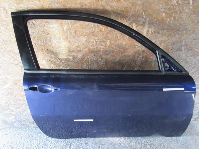 18888 Alfa Romeo 147 3 ajtós sötét kék színű, jobb oldali ajtó a képen látható sérüléssel