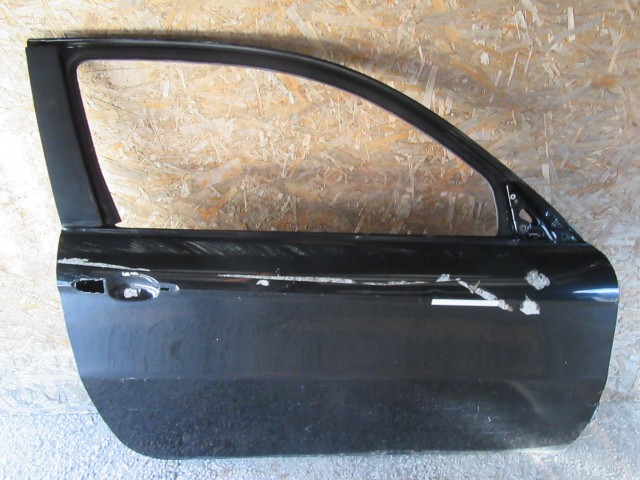 18890 Alfa Romeo 147 3 ajtós fekete színű, jobb oldali ajtó a képen látható sérüléssel