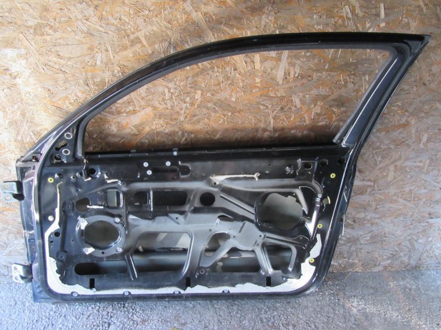 18890 Alfa Romeo 147 3 ajtós fekete színű, jobb oldali ajtó a képen látható sérüléssel