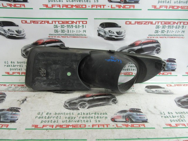 Fiat Linea 735422019 számú, jobb első ködlámpa, ezüst, keret a képen látható sérüléssel