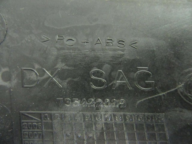 Fiat Linea 735422019 számú, jobb első ködlámpa, ezüst, keret a képen látható sérüléssel