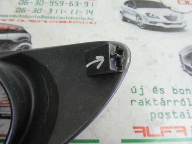 Fiat Linea 735422019 számú, jobb első ködlámpa, ezüst, keret a képen látható sérüléssel