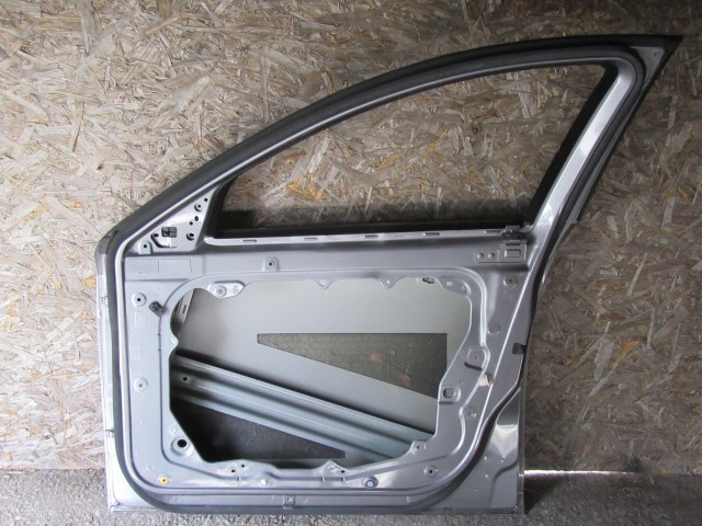 18942 Alfa Romeo Giulietta szürke színű, jobb első ajtó a képen látható sérüléssel