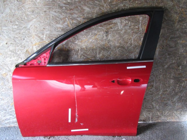 18958 Alfa Romeo Giulietta metál piros színű, bal első ajtó a képen látható sérüléssel