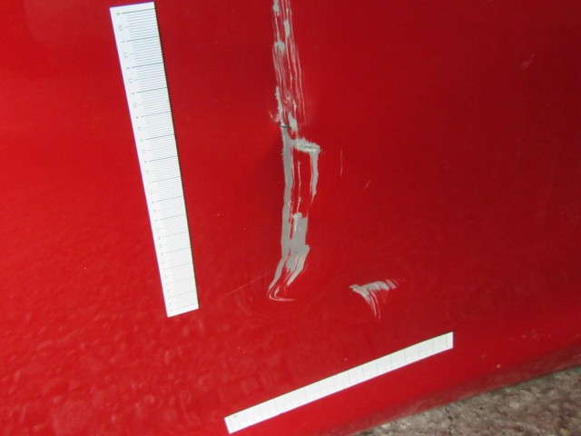 18958 Alfa Romeo Giulietta metál piros színű, bal első ajtó a képen látható sérüléssel