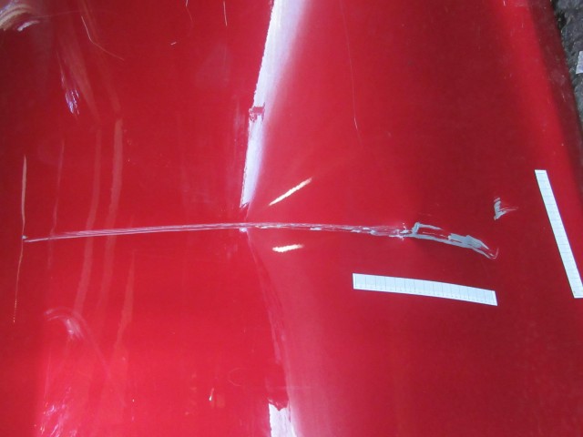 18958 Alfa Romeo Giulietta metál piros színű, bal első ajtó a képen látható sérüléssel