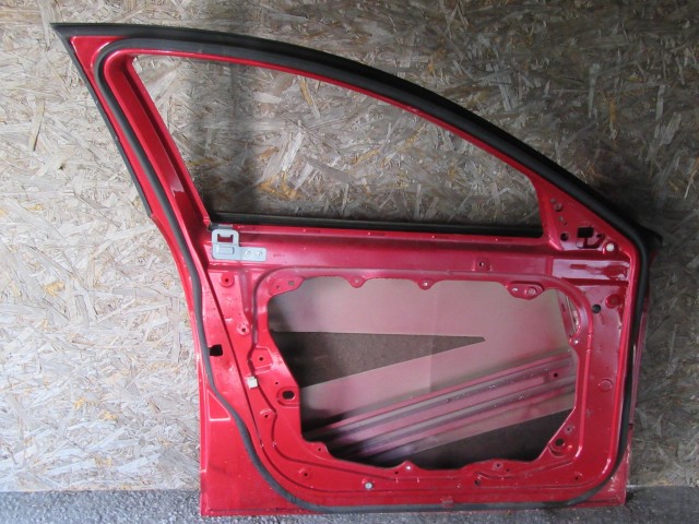 18958 Alfa Romeo Giulietta metál piros színű, bal első ajtó a képen látható sérüléssel