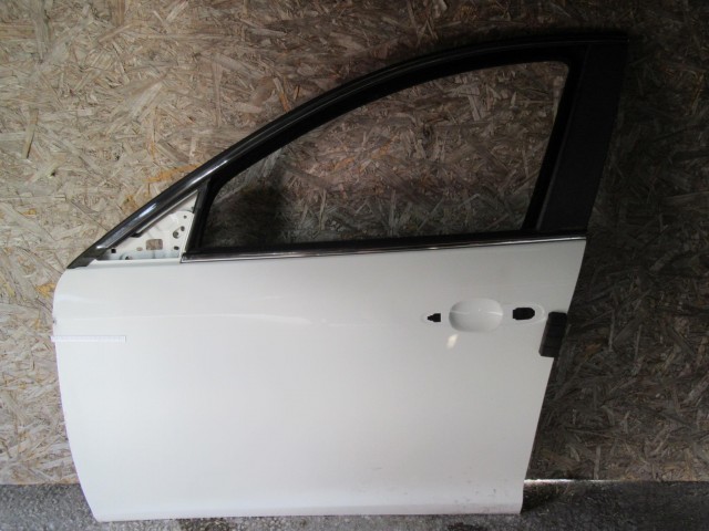 18959 Alfa Romeo Giulietta fehér színű, bal első ajtó a képen látható sérüléssel