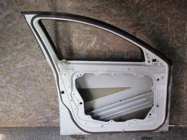 18959 Alfa Romeo Giulietta fehér színű, bal első ajtó a képen látható sérüléssel