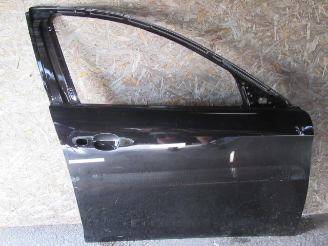 18961 Alfa Romeo Giulietta fekete színű, jobb első ajtó a képen látható sérüléssel