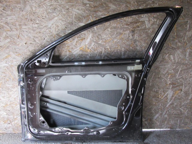 18961 Alfa Romeo Giulietta fekete színű, jobb első ajtó a képen látható sérüléssel