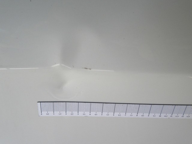 18964 Alfa Romeo Giulietta fehér színű, jobb hátsó ajtó a képen látható sérüléssel