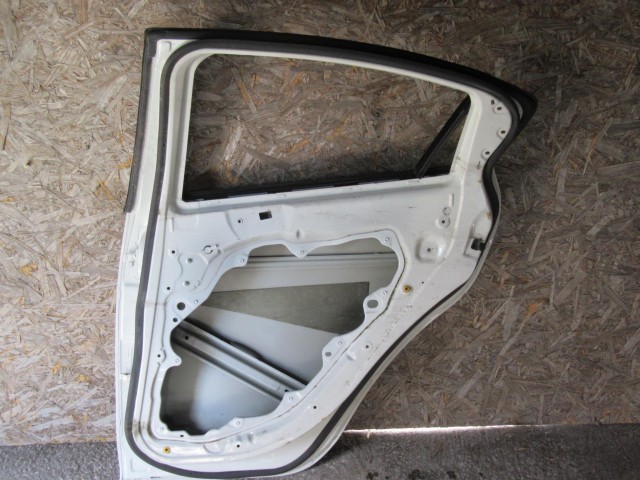 18964 Alfa Romeo Giulietta fehér színű, jobb hátsó ajtó a képen látható sérüléssel