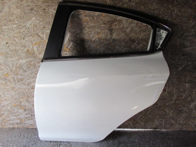 18965 Alfa Romeo Giulietta fehér színű,bal  hátsó ajtó a képen látható sérüléssel