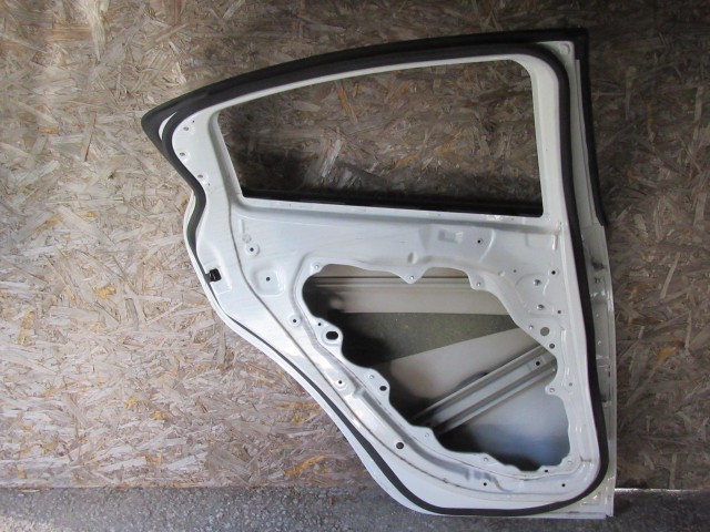 18965 Alfa Romeo Giulietta fehér színű,bal  hátsó ajtó a képen látható sérüléssel