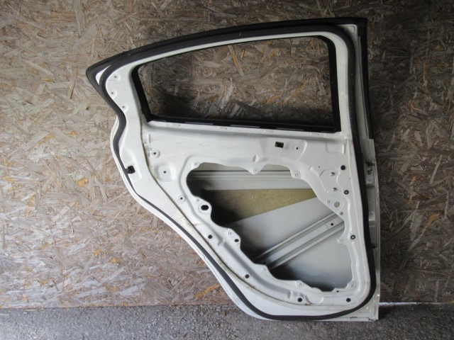 18969 Alfa Romeo Giulietta fehér színű, bal hátsó ajtó 