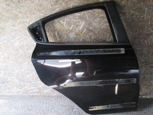 18975 Alfa Romeo Giulietta vulkán néró színű, jobb hátsó ajtó a képen látható sérüléssel