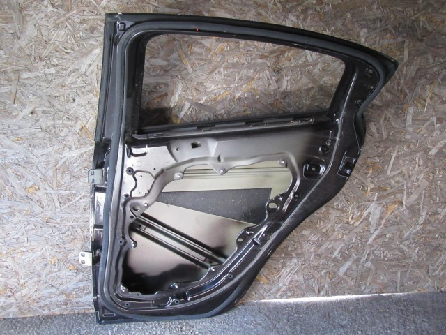 18975 Alfa Romeo Giulietta vulkán néró színű, jobb hátsó ajtó a képen látható sérüléssel