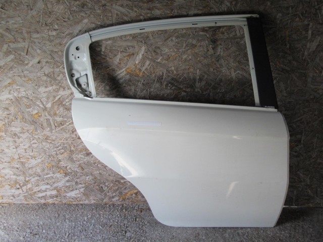 18979 Alfa Romeo 147 fehér színű, jobb hátsó ajtó a képen látható sérüléssel