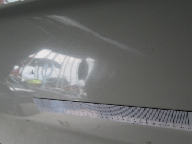 18979 Alfa Romeo 147 fehér színű, jobb hátsó ajtó a képen látható sérüléssel