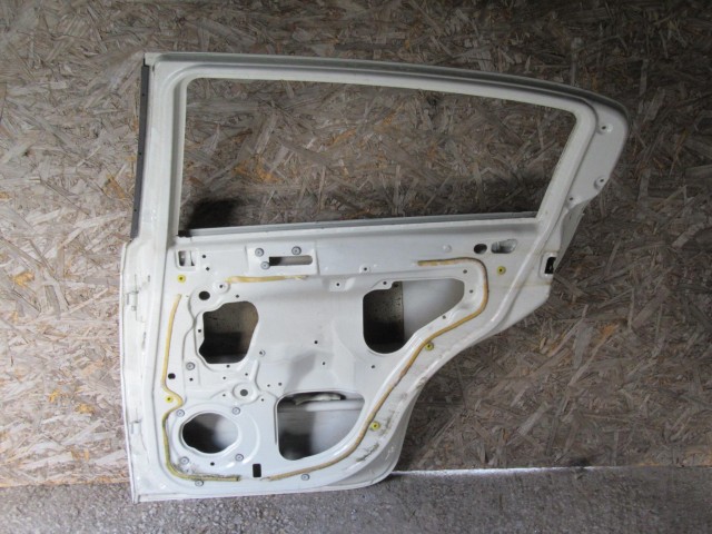 18979 Alfa Romeo 147 fehér színű, jobb hátsó ajtó a képen látható sérüléssel