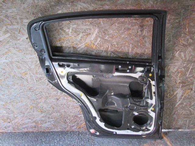 18986  Alfa Romeo 147 fekete színű, bal hátsó ajtó 