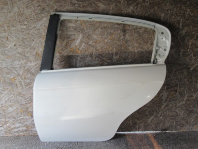 18988  Alfa Romeo 147 fehér  színű, bal hátsó ajtó 