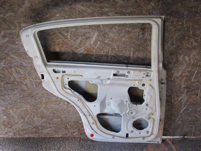 18988  Alfa Romeo 147 fehér  színű, bal hátsó ajtó 