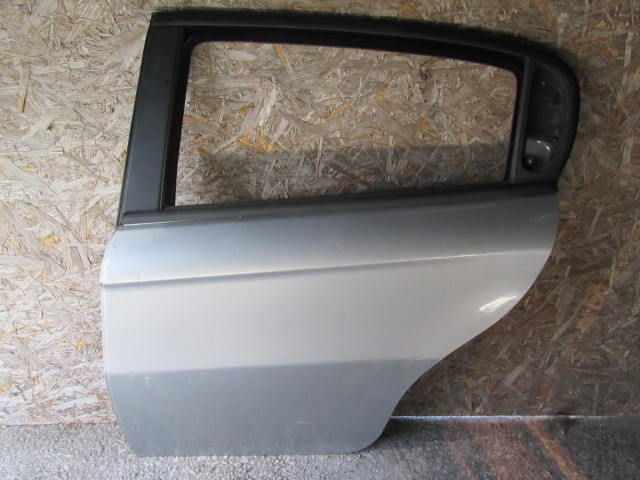 18992  Alfa Romeo 147 ezüst színű, bal hátsó ajtó