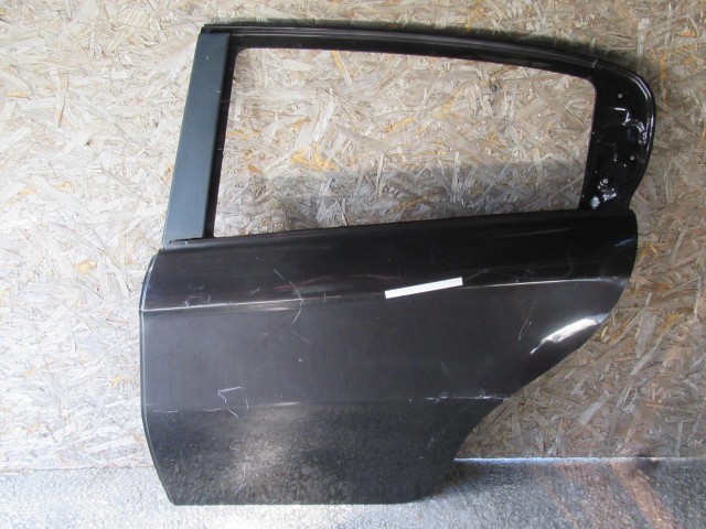 29000 Alfa Romeo 147  vulkán néró színű, bal hátsó ajtó a képen látható sérüléssel