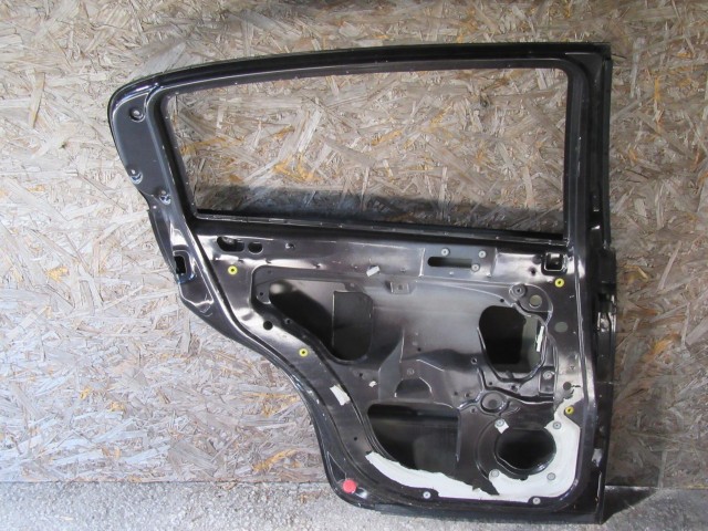 29000 Alfa Romeo 147  vulkán néró színű, bal hátsó ajtó a képen látható sérüléssel