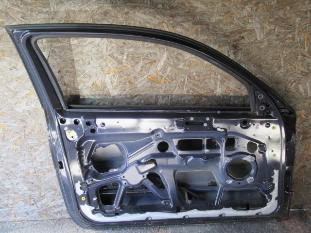 29005 Alfa Romeo 147  3 ajtós, sötét kék  színű, bal oldali ajtó a képen látható sérüléssel