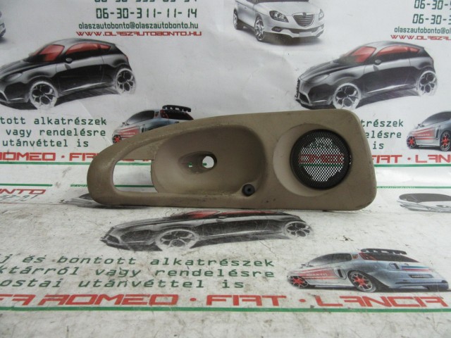 Alfa Romeo 166 bézs színű, bal első kilincs körülötti műanyag