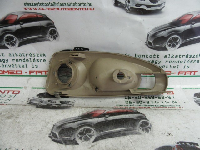 Alfa Romeo 166 bézs színű, bal első kilincs körülötti műanyag