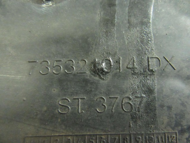 Fiat Punto III. sporting, 735321014 számú, jobb hátsó díszrács, a képen látható sérüléssel