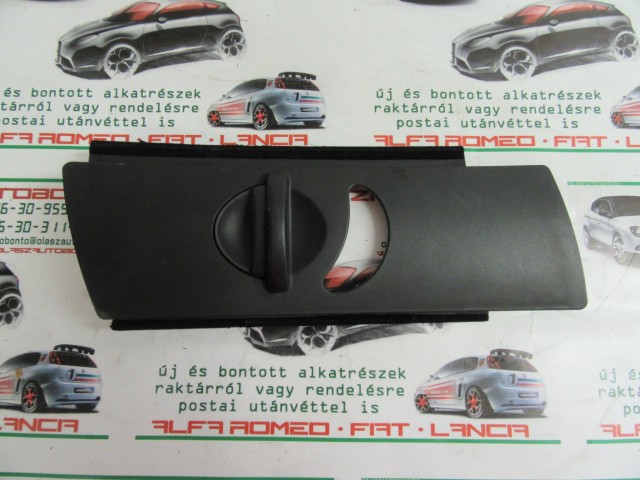 Lancia Thesis 2408410445 számú, jobb oldali B oszlop takaró