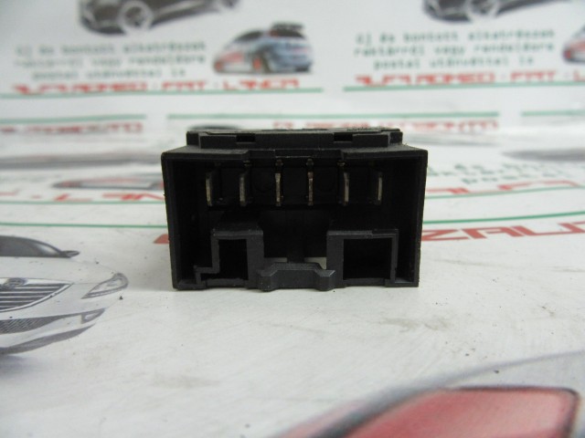 Fiat Marea jobb első ablakemelő kapcsoló a vezető oldali ajtóban