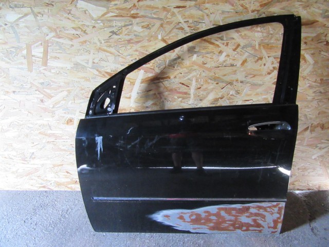 36029 Fiat Croma fekete színű, bal első ajtó a képen látható sérüléssel