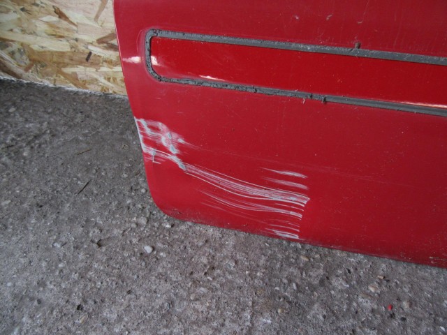 Ajtó36038 Fiat Panda II. piros színű, bal első ajtó a képen látható sérüléssel
