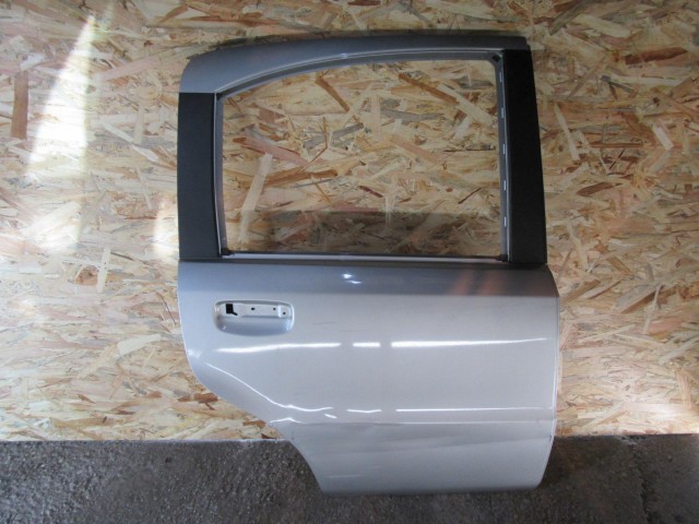 36070 Fiat Panda II. ezüst színű, jobb hátsó ajtó a képen látható sérüléssel