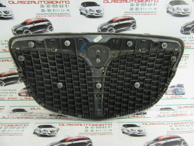 Lancia Musa 735349457 számú díszrács a képen látható sérüléssel