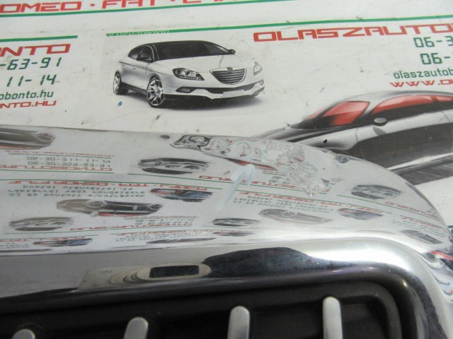 Lancia Musa 735349457 számú díszrács a képen látható sérüléssel