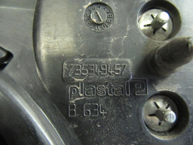 Lancia Musa 735349457 számú díszrács a képen látható sérüléssel