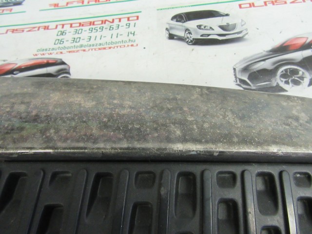 Lancia Musa/Ypsilon II. 735425960 számú díszrács a képen látható sérüléssel