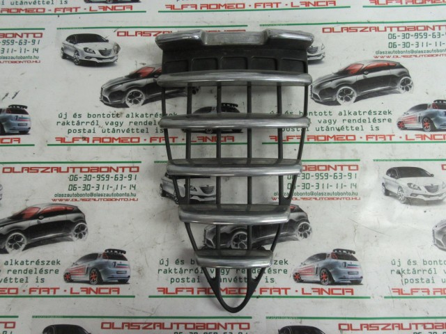 Alfa Romeo 147 46556597 számú díszrács a képen látható sérüléssel