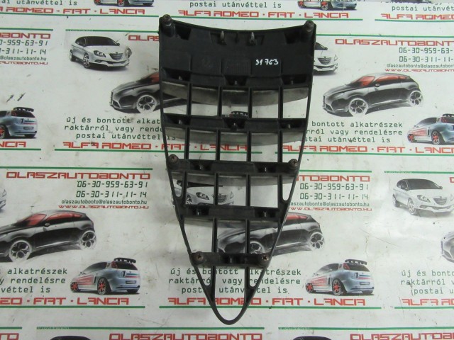 Alfa Romeo 147 46556597 számú díszrács a képen látható sérüléssel