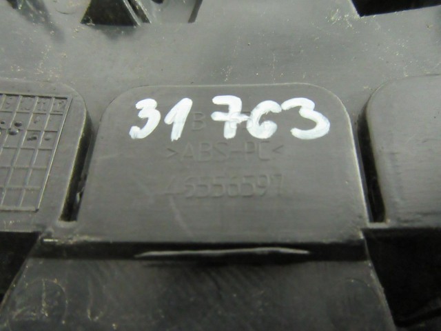 Alfa Romeo 147 46556597 számú díszrács a képen látható sérüléssel